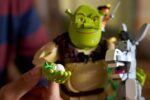 LEGO Icons Shrek Donkey & Puss in Boots for 18+ Years 1403 Pieces - Image 7