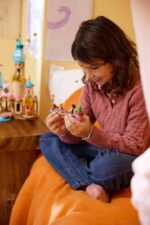 LEGO DISNEY 43297 Rapunzel's Castle - Image 13
