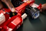 LEGO ICONS 11375 Ferrari F2004 & Michael Schumacher - Image 11