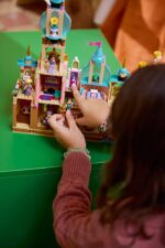 LEGO DISNEY 43297 Rapunzel's Castle - Image 12