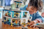 LEGO CITY 60502 Airport with Airplane - Image 12