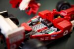 LEGO ICONS 11375 Ferrari F2004 & Michael Schumacher - Image 12